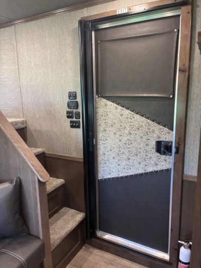New 2026 SMC 2H 9'LQ Horse Trailer