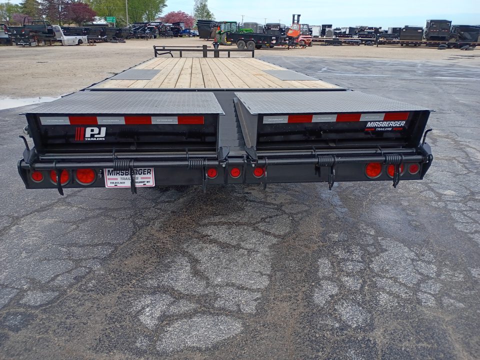 New 2026 PJ Trailers F8262