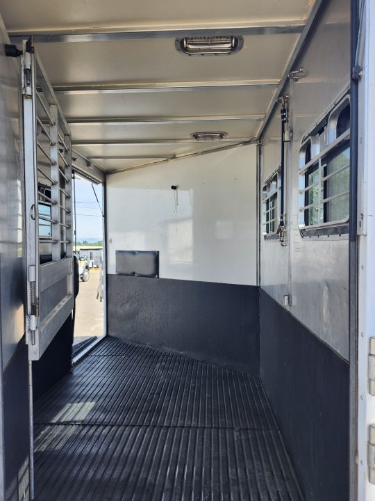 Used 2000 Turnbow 2H GN Slant Horse Trailer