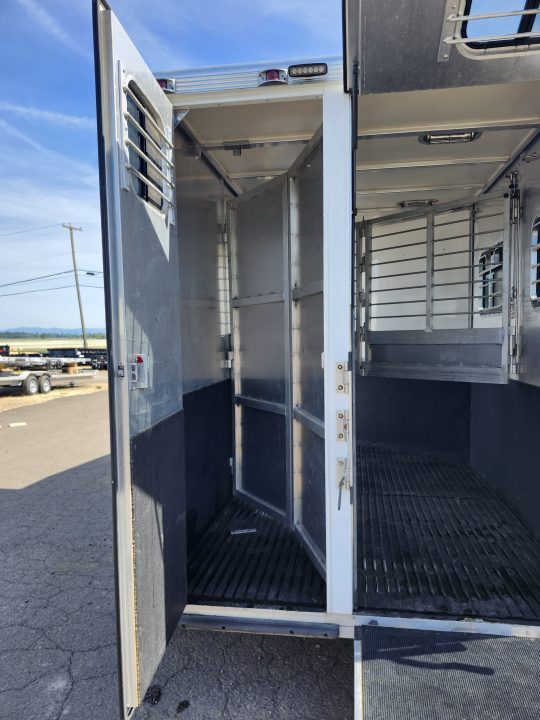 Used 2000 Turnbow 2H GN Slant Horse Trailer