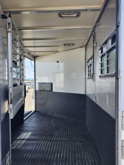 Used 2000 Turnbow 2H GN Slant Horse Trailer