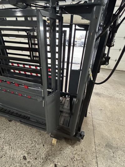 New 2026 Catch Master Hydraulic Squeeze Chute
