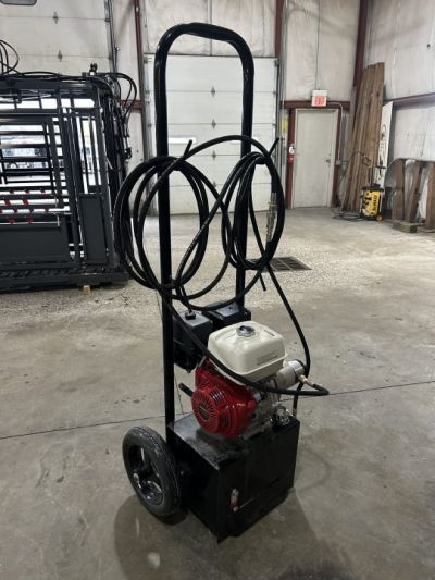 New 2026 Catch Master Hydraulic Squeeze Chute