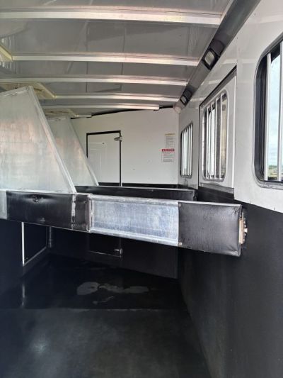 Used 2007 Sundowner 3H 9'LQ Horse Trailer