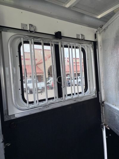 Used 2007 Sundowner 3H 9'LQ Horse Trailer