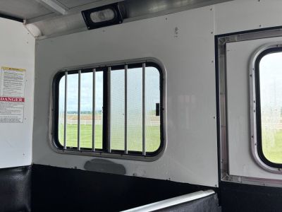 Used 2007 Sundowner 3H 9'LQ Horse Trailer