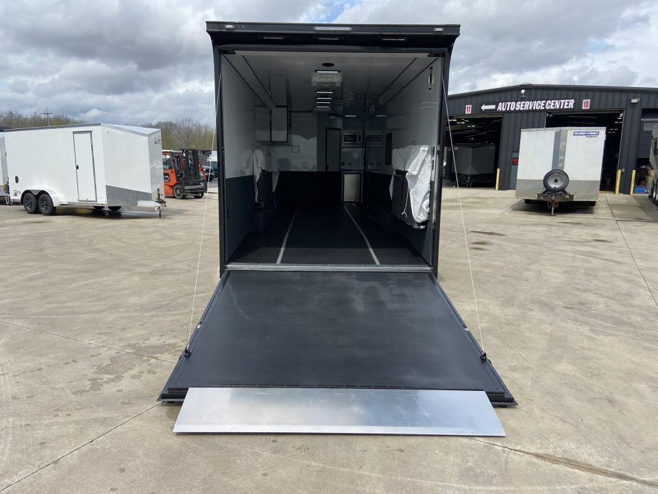 New United USH-8.532 Racing Trailer w/ Bath Pkg