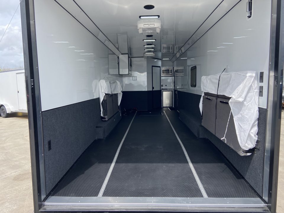 New United USH-8.532 Racing Trailer w/ Bath Pkg