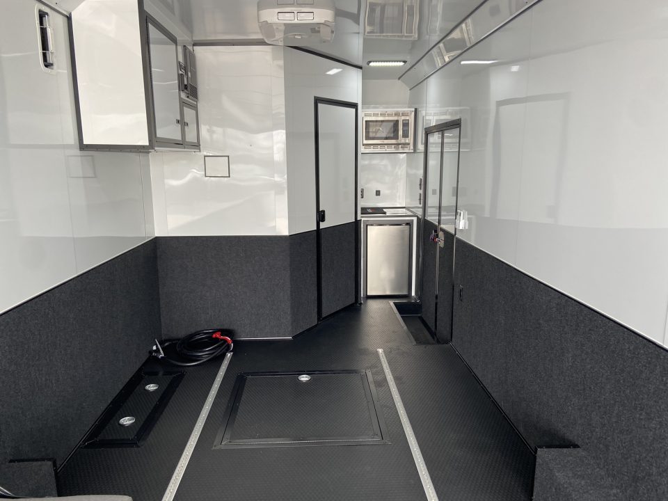 New United USH-8.532 Racing Trailer w/ Bath Pkg