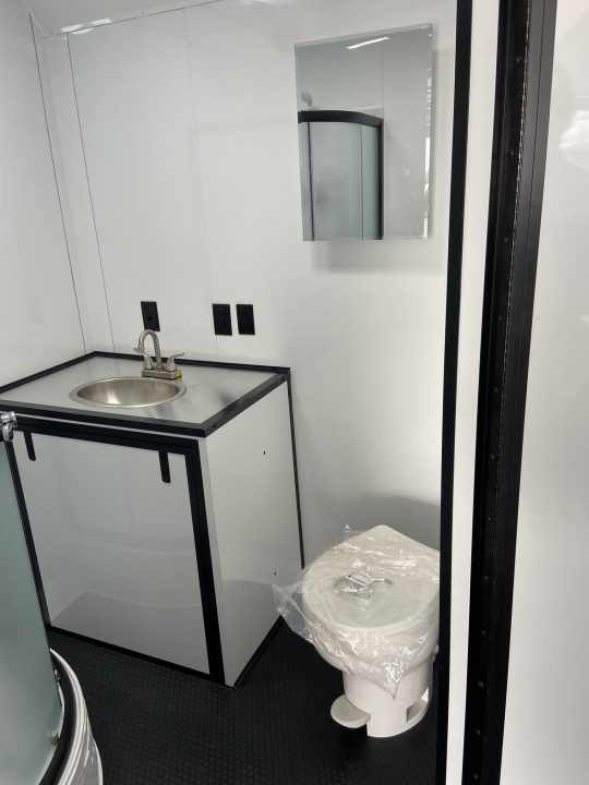 New United USH-8.532 Racing Trailer w/ Bath Pkg