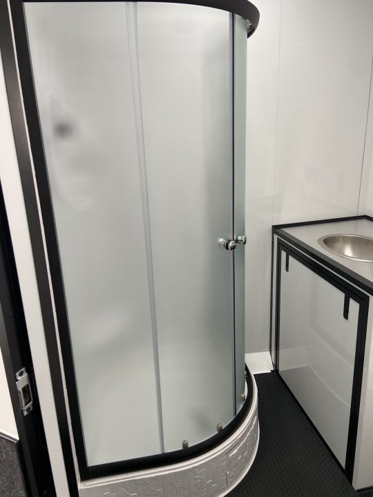 New United USH-8.532 Racing Trailer w/ Bath Pkg
