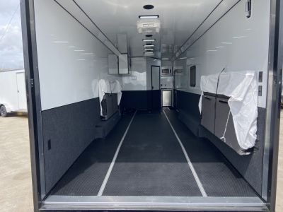 New United USH-8.532 Racing Trailer w/ Bath Pkg