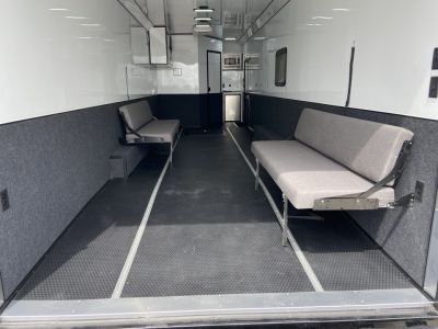 New United USH-8.532 Racing Trailer w/ Bath Pkg