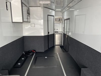 New United USH-8.532 Racing Trailer w/ Bath Pkg