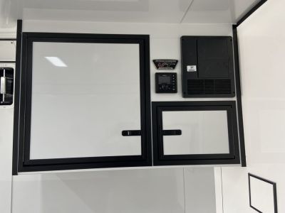 New United USH-8.532 Racing Trailer w/ Bath Pkg