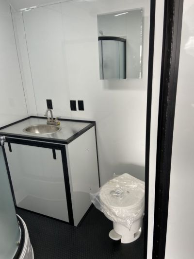 New United USH-8.532 Racing Trailer w/ Bath Pkg