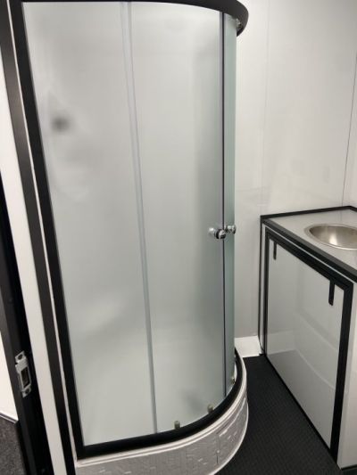 New United USH-8.532 Racing Trailer w/ Bath Pkg