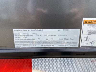 New United USH-8.532 Racing Trailer w/ Bath Pkg