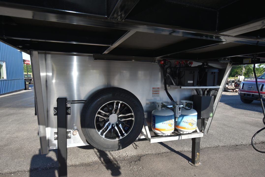New 2027 Bison Trailers Trailhand 81316 Horse Trailer