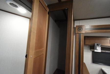 New 2027 Bison Trailers Trailhand 81316 Horse Trailer