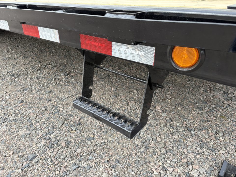 New 2027 30' PJ Low-Pro Gooseneck Trailer
