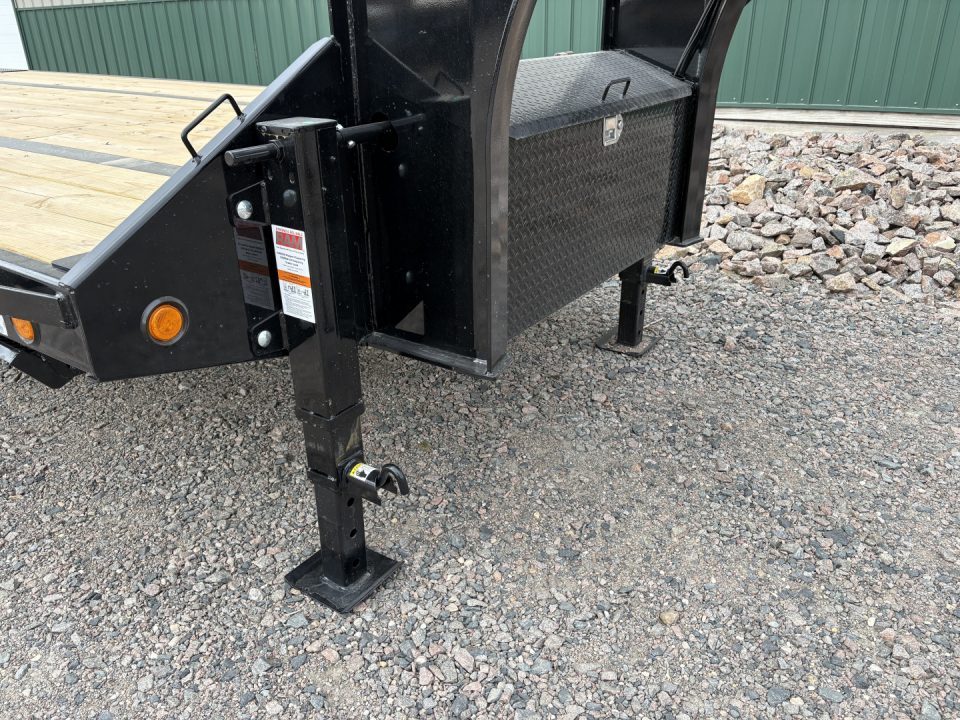 New 2027 30' PJ Low-Pro Gooseneck Trailer