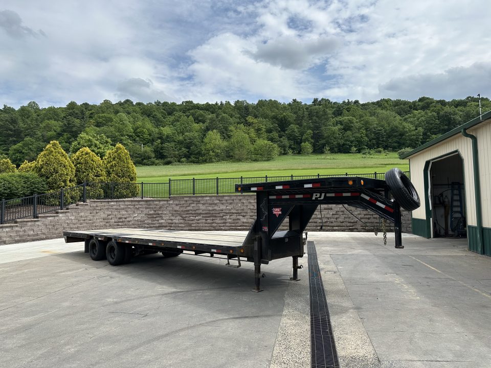 Used 2022 PJ LD30' Straight Deck