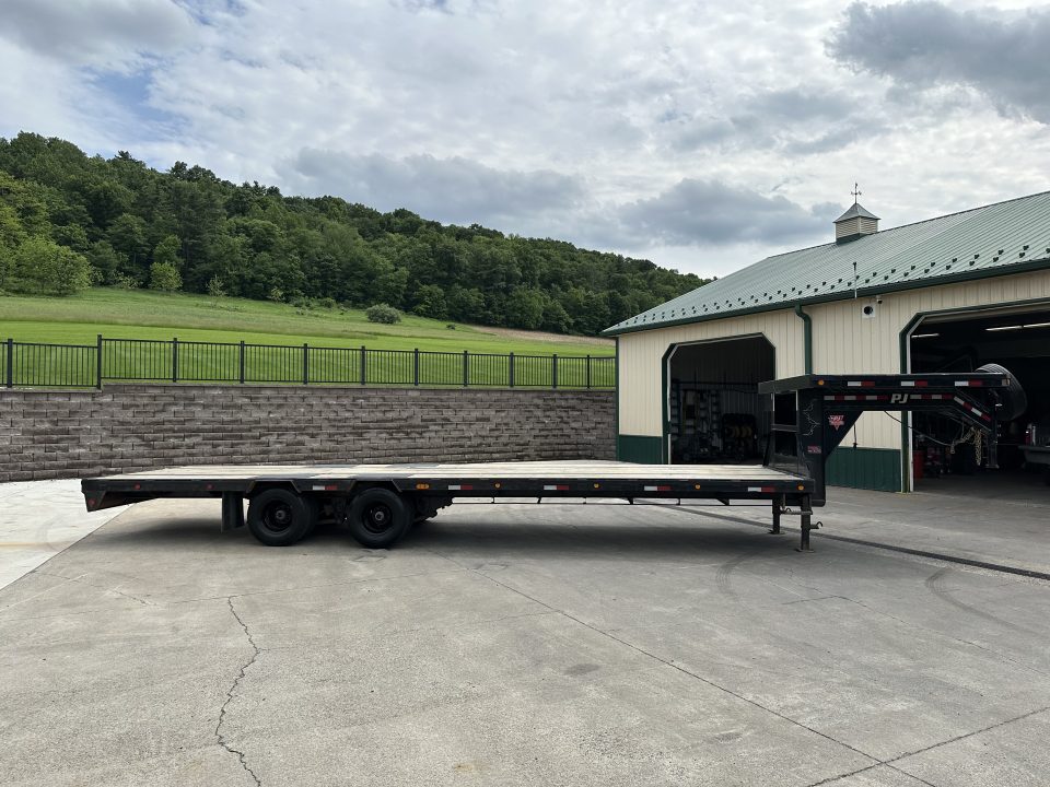 Used 2022 PJ LD30' Straight Deck