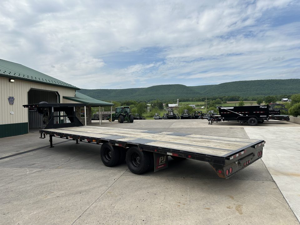 Used 2022 PJ LD30' Straight Deck