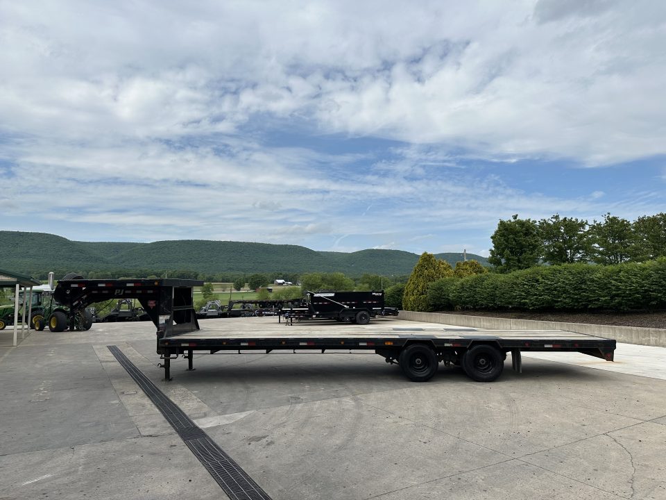 Used 2022 PJ LD30' Straight Deck
