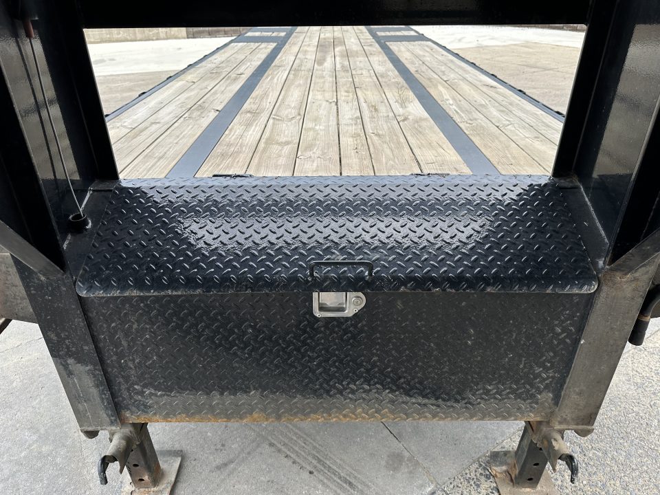 Used 2022 PJ LD30' Straight Deck