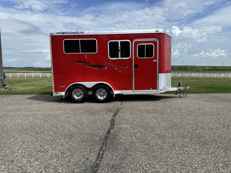 Used 2005 Featherlite Trailers 2H Straight Load B P Horse Trailer