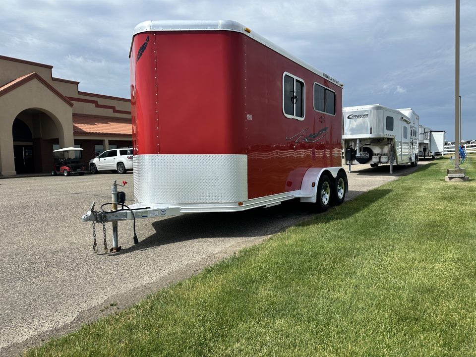 Used 2005 Featherlite Trailers 2H Straight Load B P Horse Trailer