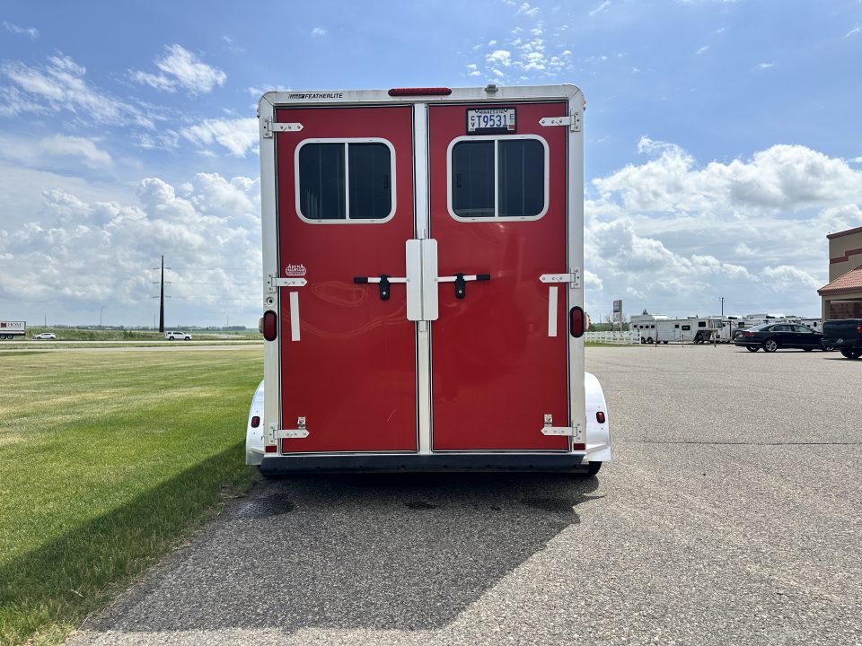 Used 2005 Featherlite Trailers 2H Straight Load B P Horse Trailer