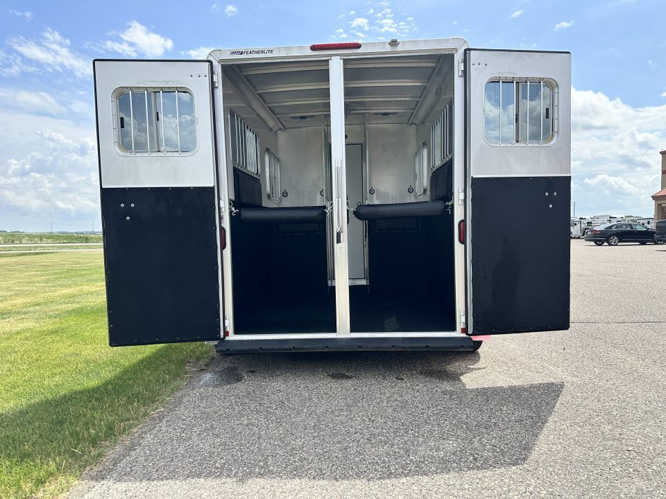 Used 2005 Featherlite Trailers 2H Straight Load B P Horse Trailer
