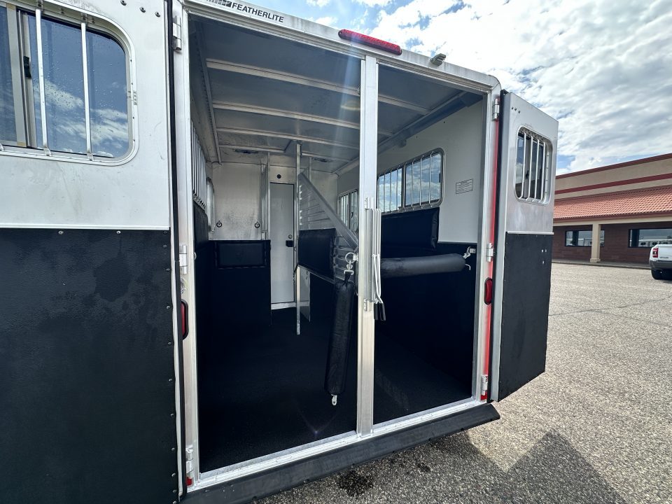 Used 2005 Featherlite Trailers 2H Straight Load B P Horse Trailer