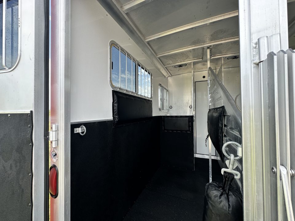 Used 2005 Featherlite Trailers 2H Straight Load B P Horse Trailer