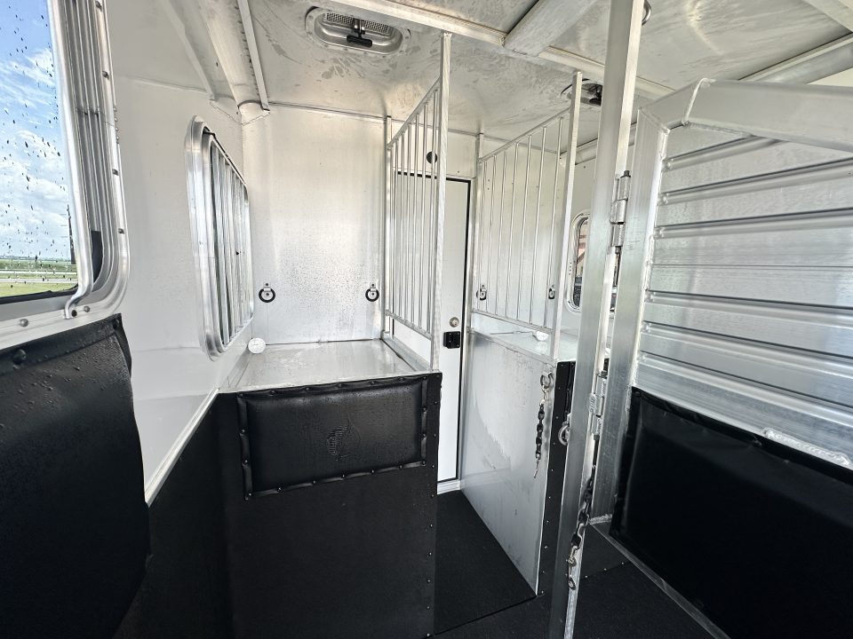 Used 2005 Featherlite Trailers 2H Straight Load B P Horse Trailer