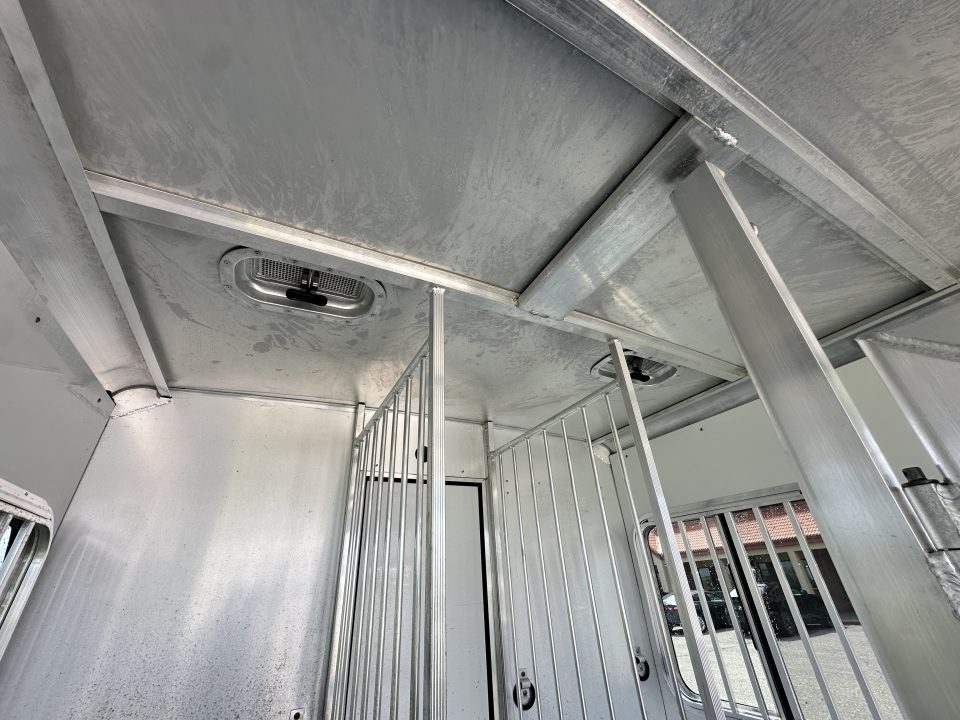 Used 2005 Featherlite Trailers 2H Straight Load B P Horse Trailer