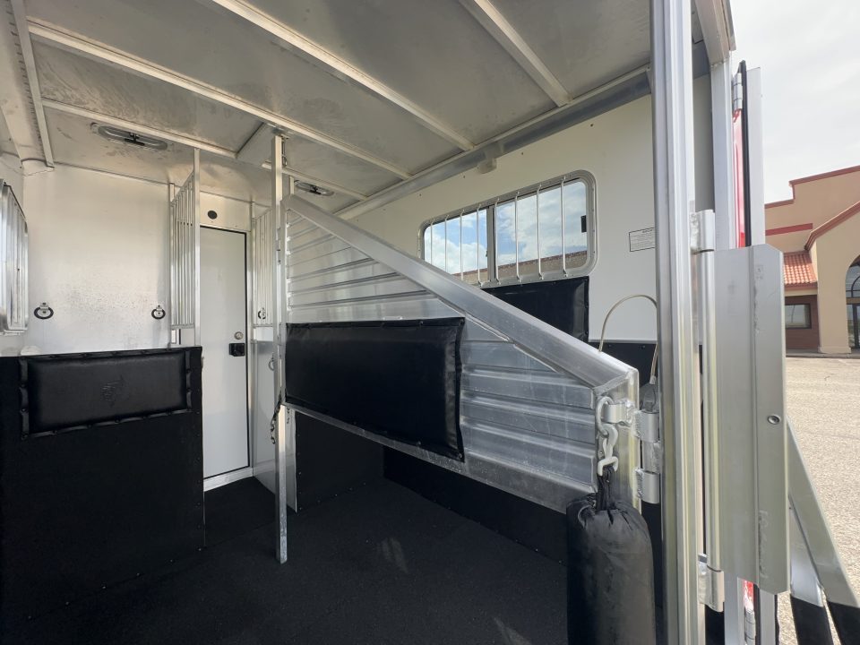 Used 2005 Featherlite Trailers 2H Straight Load B P Horse Trailer