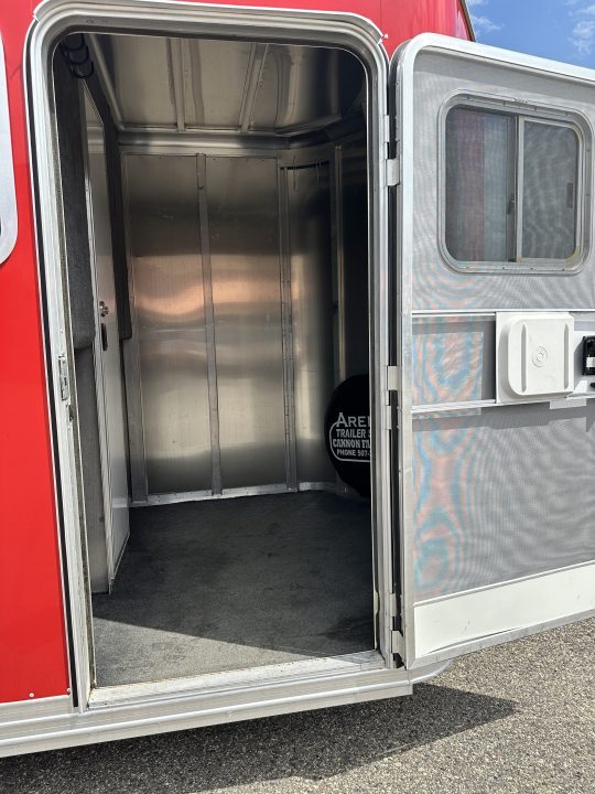 Used 2005 Featherlite Trailers 2H Straight Load B P Horse Trailer
