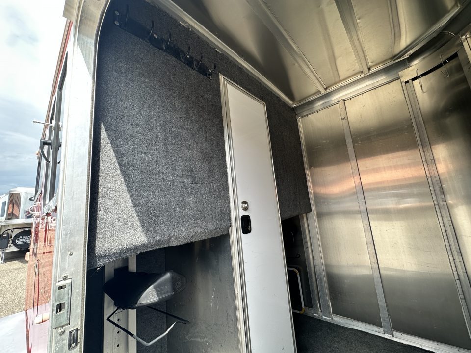 Used 2005 Featherlite Trailers 2H Straight Load B P Horse Trailer
