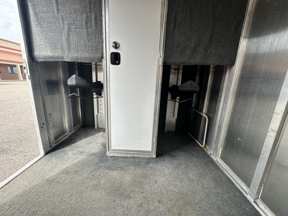 Used 2005 Featherlite Trailers 2H Straight Load B P Horse Trailer