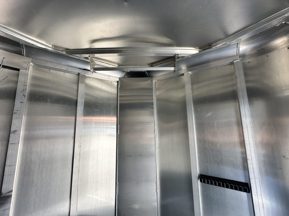 Used 2005 Featherlite Trailers 2H Straight Load B P Horse Trailer