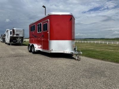 Used 2005 Featherlite Trailers 2H Straight Load B P Horse Trailer