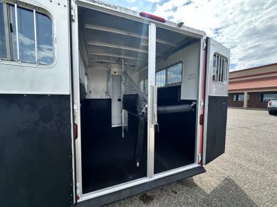Used 2005 Featherlite Trailers 2H Straight Load B P Horse Trailer