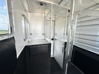 Used 2005 Featherlite Trailers 2H Straight Load B P Horse Trailer