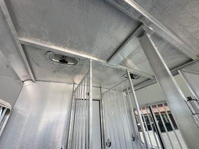 Used 2005 Featherlite Trailers 2H Straight Load B P Horse Trailer