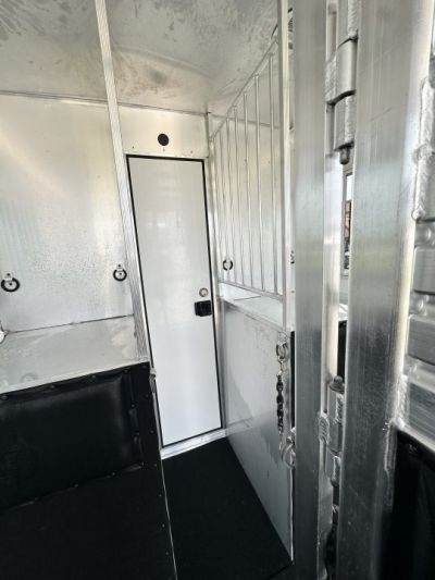 Used 2005 Featherlite Trailers 2H Straight Load B P Horse Trailer