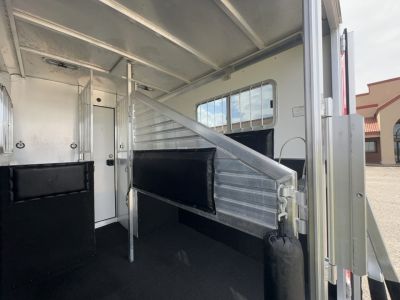 Used 2005 Featherlite Trailers 2H Straight Load B P Horse Trailer